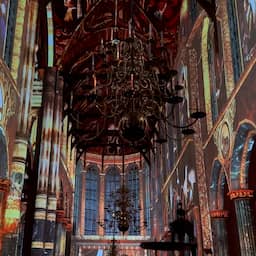 video-|-spectaculaire-lichtshow-vertelt-geschiedenis-oude-kerk-in-delft