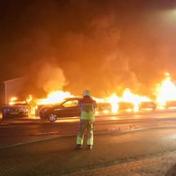 video-|-grote-brand-in-leeuwarden:-tientallen-auto’s-verwoest-bij-autobedrijf