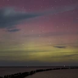 video-|-noorderlicht-kleurt-lucht-boven-waddenzee-groen-en-paars