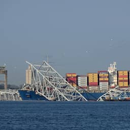 vrachtschip-voer-door-losse-kabel-tegen-brug-in-baltimore-die-instortte