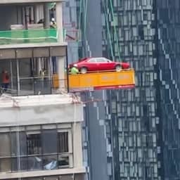 video-|-oude-ferrari-wordt-naar-29e-verdieping-getakeld-in-maleisie