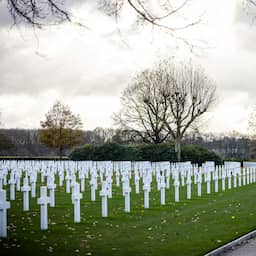 tv-programma-plaatst-borden-over-zwarte-soldaten-terug-bij-wo-ii-begraafplaats