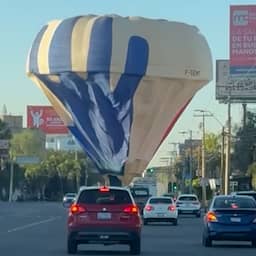 video-|-luchtballon-landt-midden-op-mexicaanse-autoweg